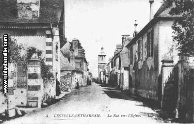 cartes-postales-photos-La-Rue-vers-l-Eglise-LESTELLE-BETHARRAM-64800-64-64339005-maxi